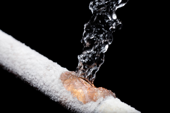 how to thaw frozen pipes withouth pipes bursting